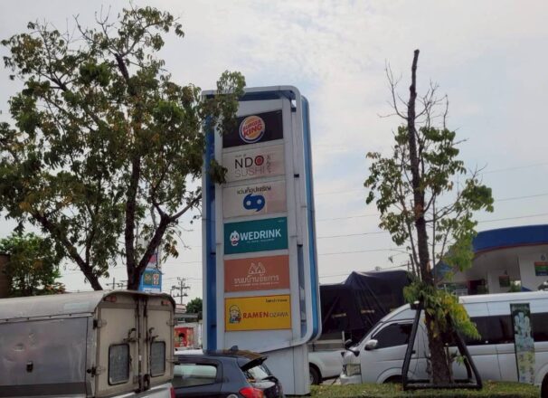 ติดสติ๊กเกอร์ขาวบนเสาสูง