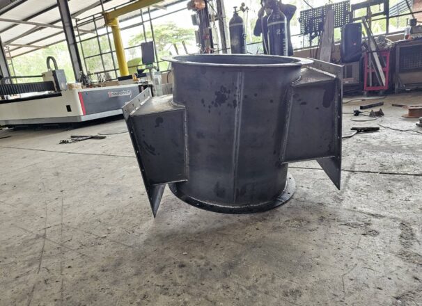 ขึ้นรูปเหล็กสำหรับเครื่องจักรในโรงงาน