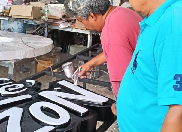 ซ่อมป้าย ของ AMAZON CAFE