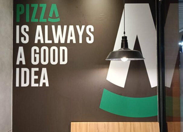 ติดสติ๊กเกอร์ ผนัง ตกเเต่งร้าน PIZZA