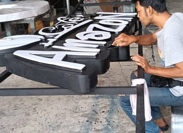 ซ่อมป้าย ของ AMAZON CAFE