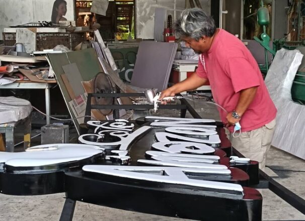 ซ่อมป้าย ของ AMAZON CAFE