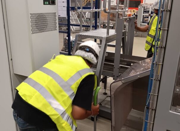 ผลิตบันไดข้ามสายพาน - ME Engineering โรงงานปั๊ม ขึ้นรูปโลหะ