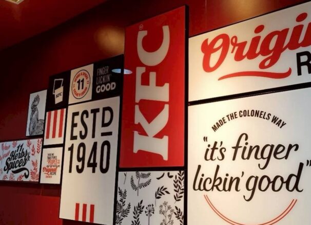 ติดตั้งป้าย KFC @Terminal อโศก​ - ME Engineering รับติดตั้งป้าย