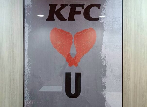 ติดตั้งป้าย KFC @Terminal อโศก​ - ME Engineering รับติดตั้งป้าย