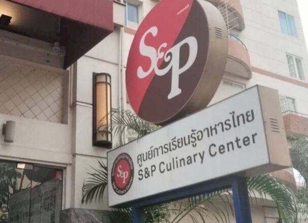 งานเปลี่ยนโคมไฟ พร้อมทำความสะอาดป้าย S&P ทองหล่อ