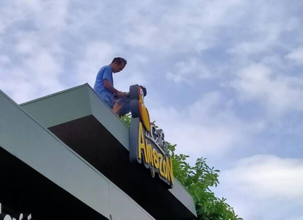 งานรื้อถอนป้าย Amazon ที่ชำรุด