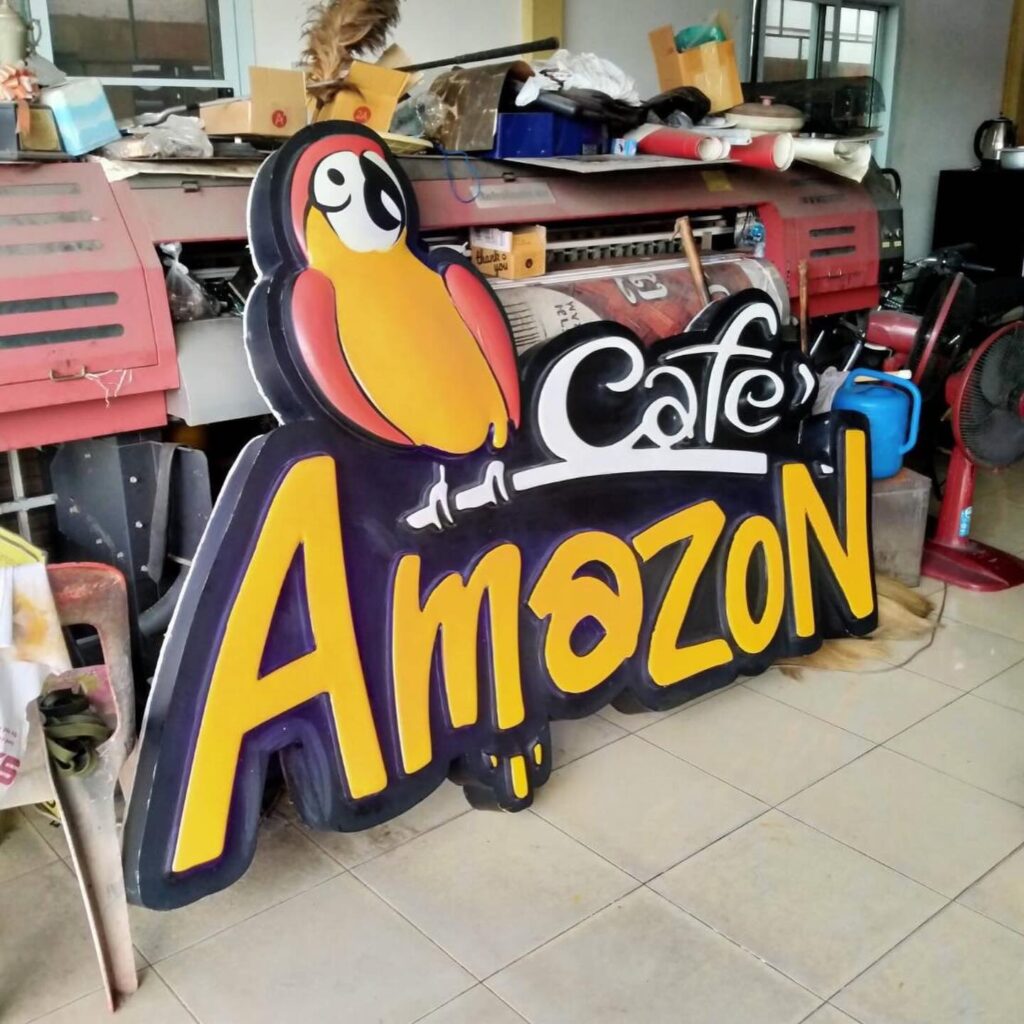 งานรื้อถอนป้าย Amazon ที่ชำรุด