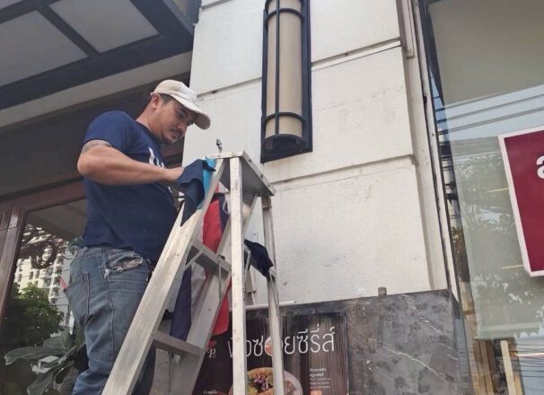 งานเปลี่ยนโคมไฟ พร้อมทำความสะอาดป้าย S&P ทองหล่อ