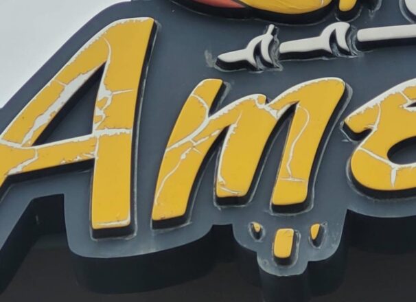 งานรื้อถอนป้าย Amazon ที่ชำรุด