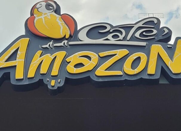 งานรื้อถอนป้าย Amazon ที่ชำรุด