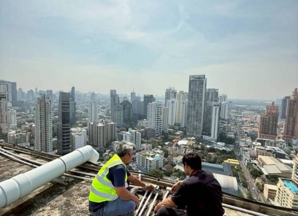 งานซ่อมบำรุงป้ายไฟบนอาคารสูง