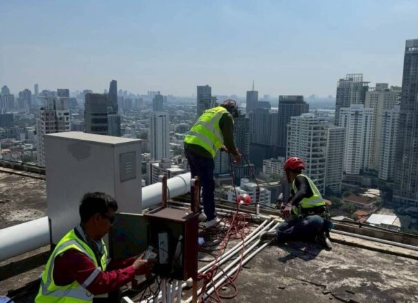 งานซ่อมบำรุงป้ายไฟบนอาคารสูง