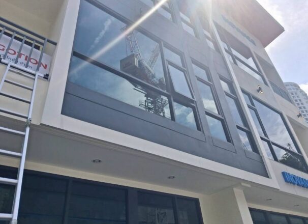 งานผลิตและติดตั้งป้ายในที่สูง | ME Engineering รับติดตั้งป้ายในที่สูง