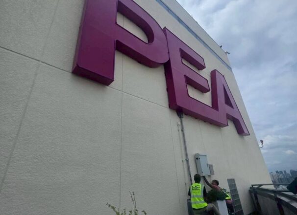 งานติดตั้งระบบไฟ LED ป้าย PEA - ME Engineering รับทำป้ายไฟ