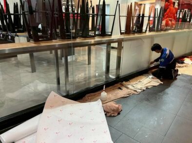 งานรื้อ และติดตั้งสติกเกอร์ KFC Terminal 21 | ME Engineering รับรื้อและติดสติกเกอร์ใหม่