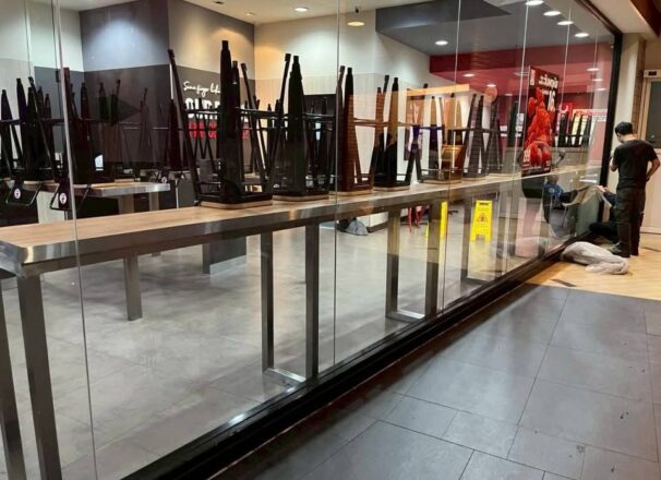 งานรื้อ และติดตั้งสติกเกอร์ KFC Terminal 21 | ME Engineering รับรื้อและติดสติกเกอร์ใหม่