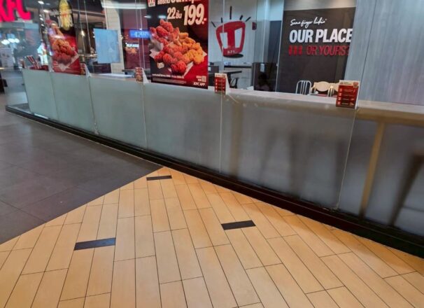 งานรื้อ และติดตั้งสติกเกอร์ KFC Terminal 21 | ME Engineering รับรื้อและติดสติกเกอร์ใหม่