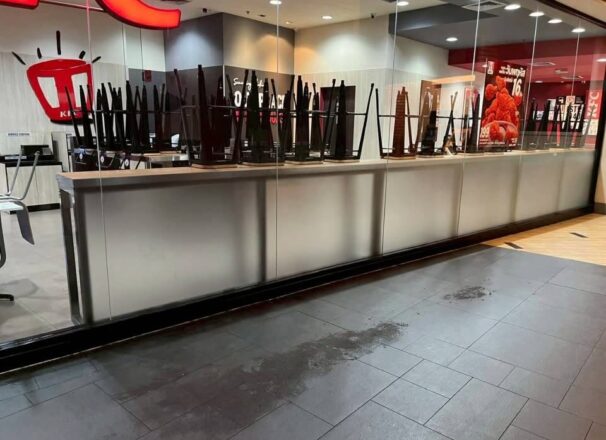 งานรื้อ และติดตั้งสติกเกอร์ KFC Terminal 21 | ME Engineering รับรื้อและติดสติกเกอร์ใหม่
